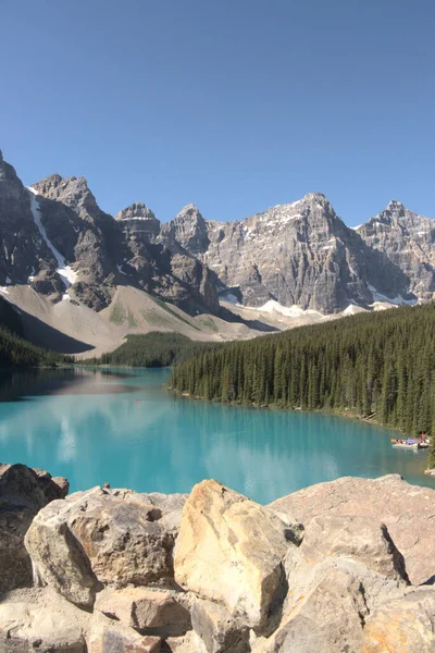 加拿大莫兰湖美丽的风景 蓝天下有树木和岩石山 — 图库照片