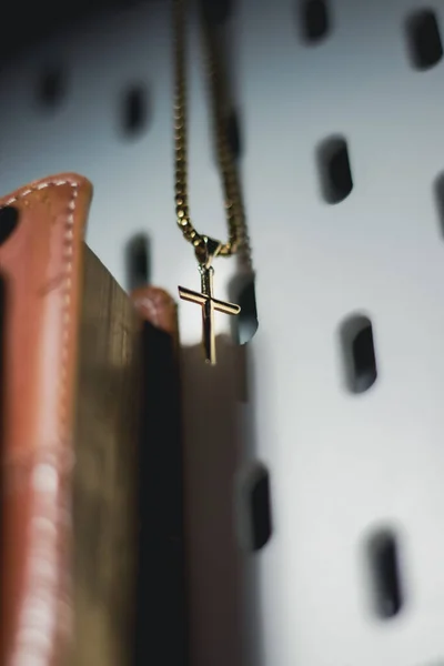 Vertical Closeup Golden Necklace Cross Hanging White Textured Background — Foto de Stock