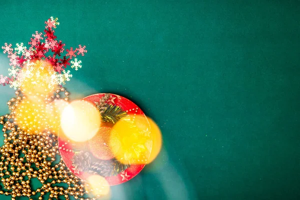 Una Vista Superior Las Luces Navidad Con Adornos Decoraciones Fondo — Foto de Stock