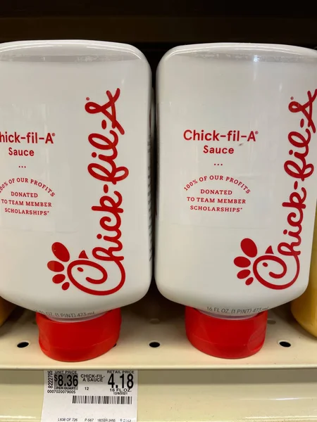 Een Close Van Chick Fil Sauzen Met Een Prijskaartje Een — Stockfoto