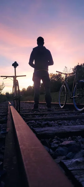 Vertical Shot Man Bicycles Railway Sunset — Foto Stock