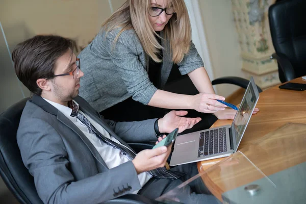 Roundtable Treffen Von Geschäftspartnern Geschäftsleute Sprechen Und Telefonieren Mit Laptop — Stockfoto