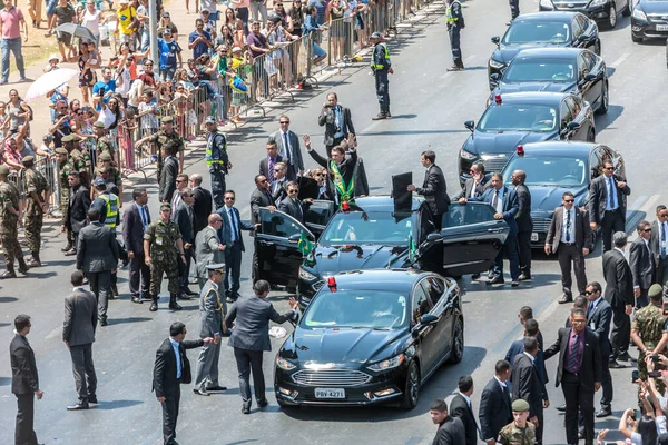 在独立日的阅兵式上 巴西利亚的一位总统被汽车和公众包围 — 图库照片