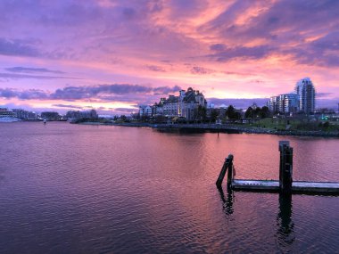 Arkasında günbatımı olan güzel bir sahil yolu manzarası.
