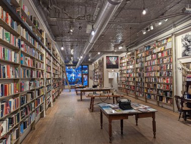 The Next Page Kitabevinin içinde Calgary 'nin en iyi kitap koleksiyonlarından bazıları sergileniyor..