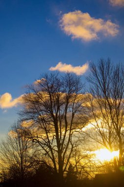 Atlanta, Indiana üzerinde sihirli altın bir günbatımının dikey çekimi