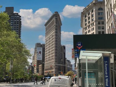 New York 'un güzel manzarası mavi bulutlu gökyüzünün altında