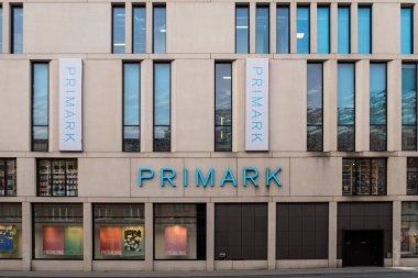 Kiel, Almanya, 29 Mart 2022, Primart mağazasının önü. Primark logosu ve imzası. Primark uluslararası giyim perakendecisi.