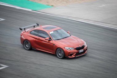 BMW F87 M2 pistte yarışıyor
