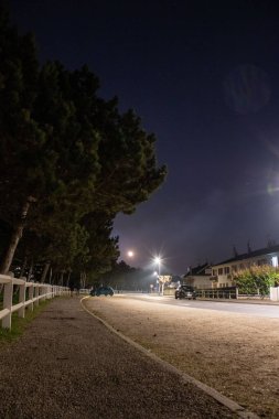 Geceleri aşağıdan caddenin manzarası