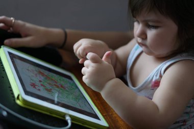 Dijital çizim yapan kızıyla yakın plan bir kadın.