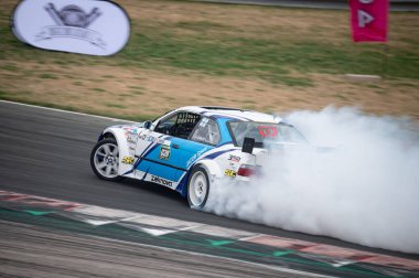 Bicolort Bmw E36 drift at the Navarra circuit