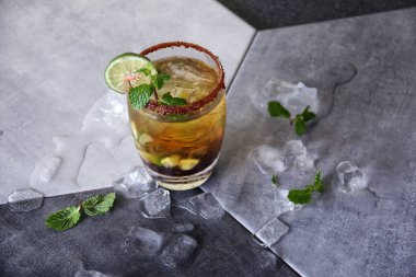 Bulanık bir geçmişi olan sevimli beyaz bir köpeğin yakın plan fotoğrafı.