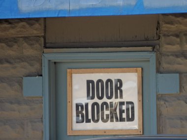 Kapıda kapalı tabelanın yakın çekimi.