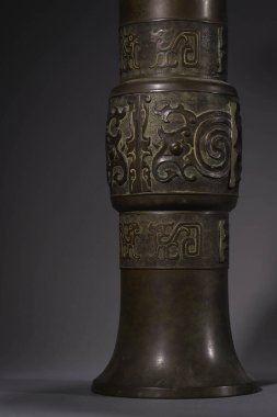 Masadaki güzel bir heykelin yakın çekimi.