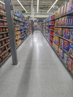 Walmart süpermerkezindeki mısır gevreği adasının dikey görüntüsü.