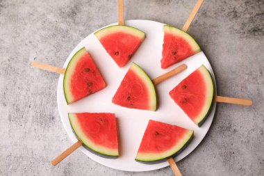 Karpuz buzlu şeker şeklinde kesilmiş.