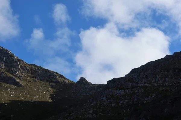 Uma Bela Vista Pico Montanha Alta Com Céu Azul — Fotografia de Stock