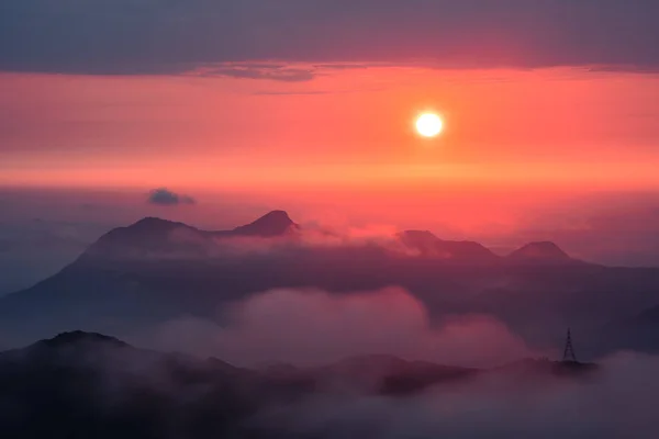 山の上に沈む夕日の美しいオレンジ色の太陽 — ストック写真