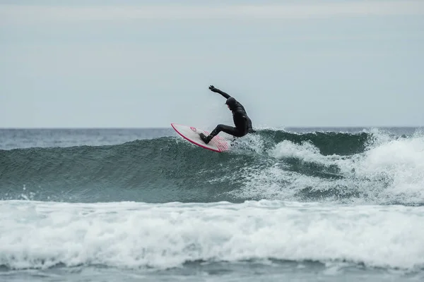 Surfer Riding Medium Sized Wave Arctic Conditions Unstad Lofoten Norway — Foto de Stock