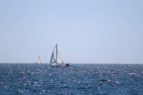 View Sailboats Floating Sea Blue Bright Sky — Foto de Stock