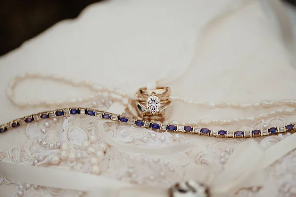 Closeup Luxury Wedding Rings White Pillow — Zdjęcie stockowe