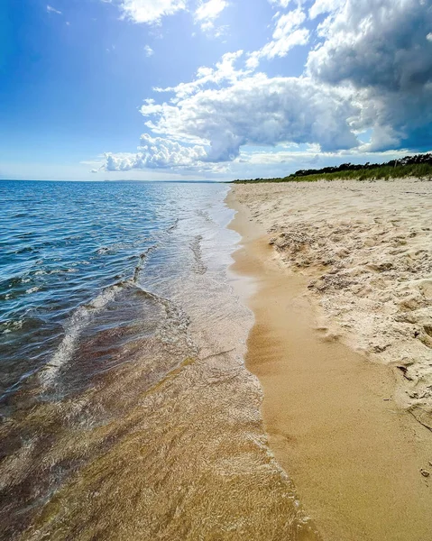 มมองท สวยงามของชายหาดทรายใต องฟ าเมฆ — ภาพถ่ายสต็อก