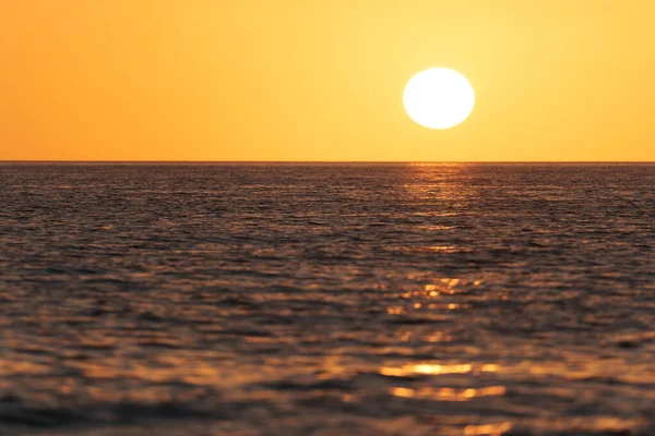 Selektywne Skupienie Pięknych Fal Morskich Odzwierciedlających Żółte Niebo Zachodzie Słońca — Zdjęcie stockowe