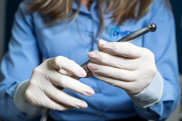 Una Vista Del Dentista Traje Azul Que Sostiene Instrumento Dental —  Fotos de Stock