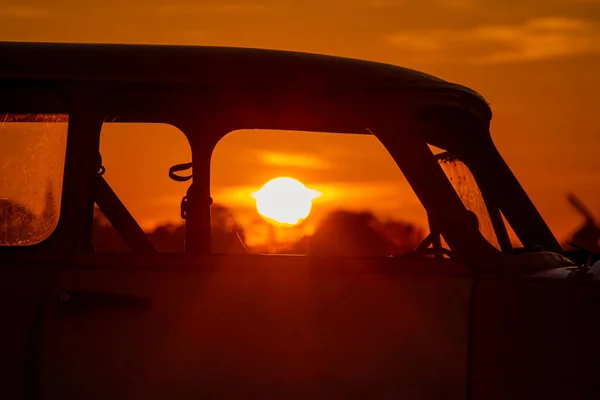 Belo Tiro Pôr Sol Laranja Capturado Pela Janela Carro Abandonado — Fotografia de Stock