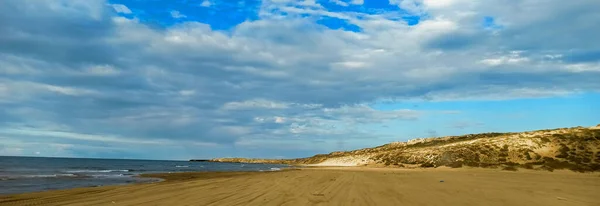 Uma Vista Panorâmica Praia Litoral Sob Céu Nublado Durante Verão — Fotografia de Stock