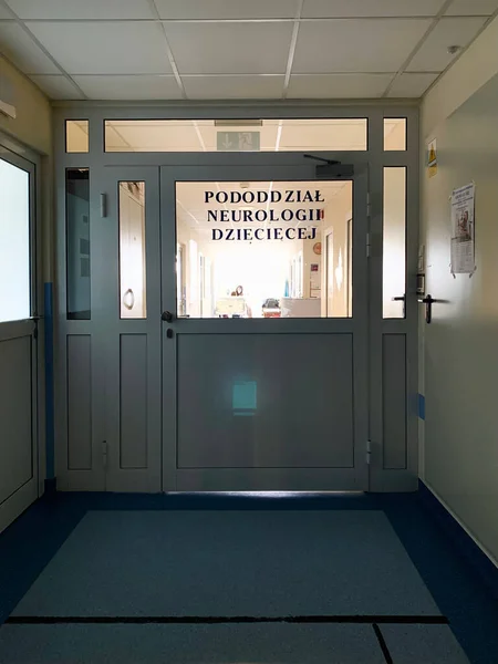 Вертикальный Снимок Двери Отделения Детской Неврологии Польше — стоковое фото