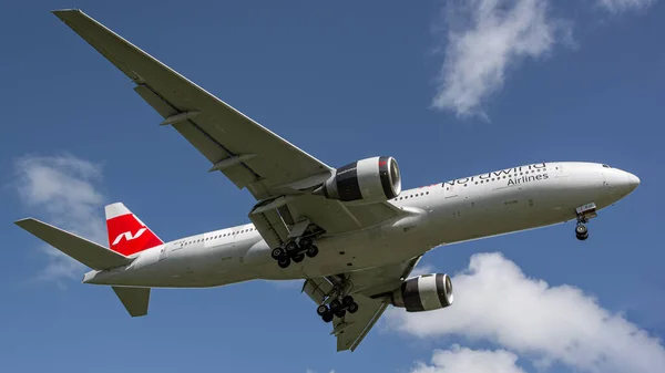 Low Angle Shot Nordwind Airlines Boeing 777 Airplane Flying Varadero — Stock Photo, Image