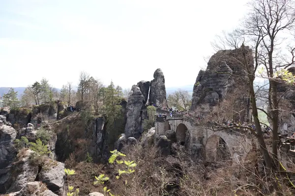 Ruins Old Bridge Tourists Enjoying View Rocky Hills Trees Sunny — Stockfoto