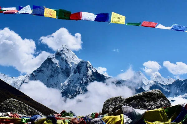 Beautiful Shot Mount Everest Prayer Flags Foreground — Stock Photo, Image