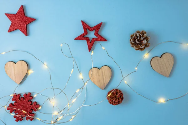 Een Bovenaanzicht Van Kerstverlichting Met Ornamenten Decoraties Blauwe Achtergrond Met — Stockfoto