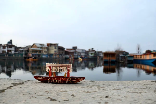 Миниатюрный Деревянный Макет Судна Шикара Надписью Кашмир — стоковое фото