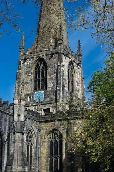 Gotycka Katedra Zewnątrz Pod Błękitnym Niebem — Zdjęcie stockowe