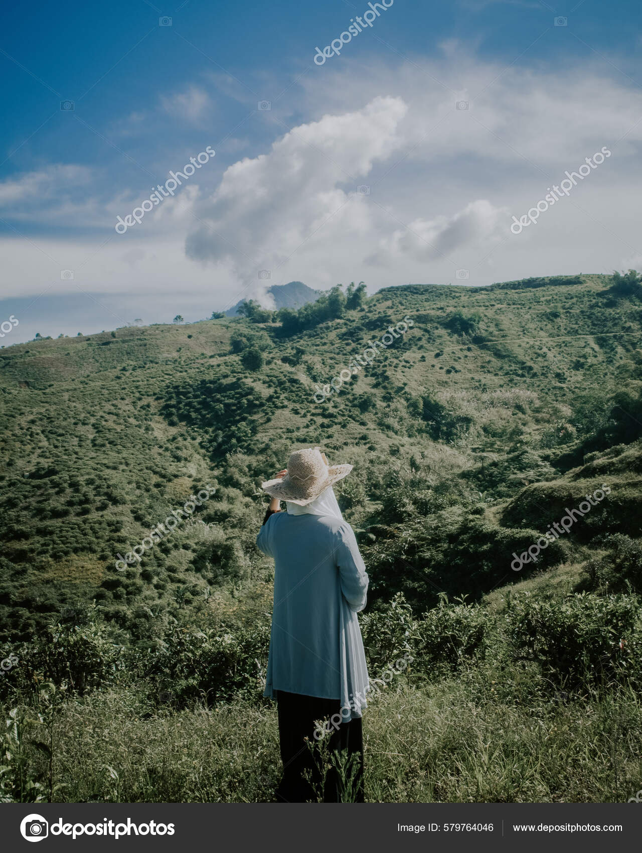 Backshot Female Standing Tall Green Grass Sunny Day Looking Green — Stock  Photo © wirestock_creators 579764046