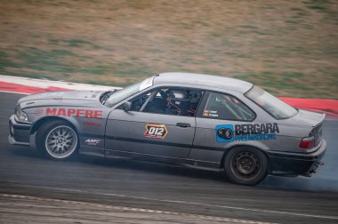 Gri Bmw E36 Navarra pistinde sürükleniyor