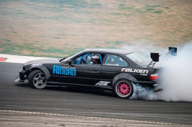 Siyah Bmw E36 Navarra pistinde sürükleniyor.