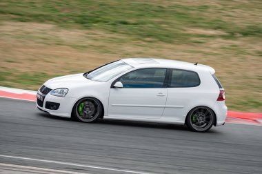 Volkswagen Golf GTI yarış pistinde beşinci nesil