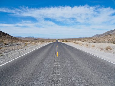 horizontal view of the route 190, the highway that crosses the death valley natural park