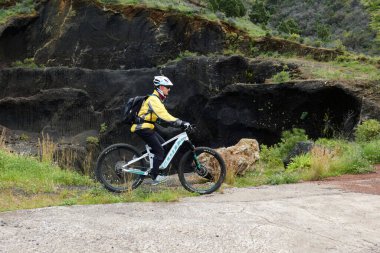 La Palma Kanarya Adası, İspanya 'nın batısında bisiklet süren bir dağ bisikletçisi.