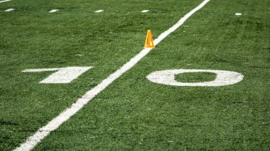 Çimenlikteki bayrak futbol sahasında 10 yarda işareti