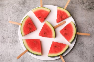 Karpuz buzlu şeker şeklinde kesilmiş.