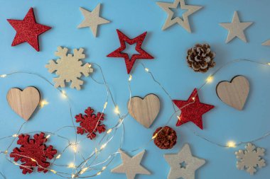 Süslü Noel ışıklarının üst görüntüsü ve mavi arkaplan ve telif alanı ile dekorasyonlar