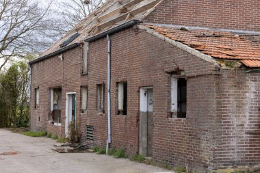 Hollanda 'da terk edilmiş ve yağmalanmış eski bir ev.
