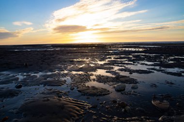 Tayvan 'daki Caota kumsal plajında gün batımının güzel bir görüntüsü.