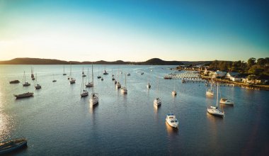 Tascott Waterfront NSW Avustralya 'da tekneler ve yatlarla büyüleyici bir deniz manzarası.